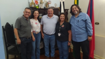 Prefeito Carlinhos Pneus recebe visita de engenheiros do Governo de SP